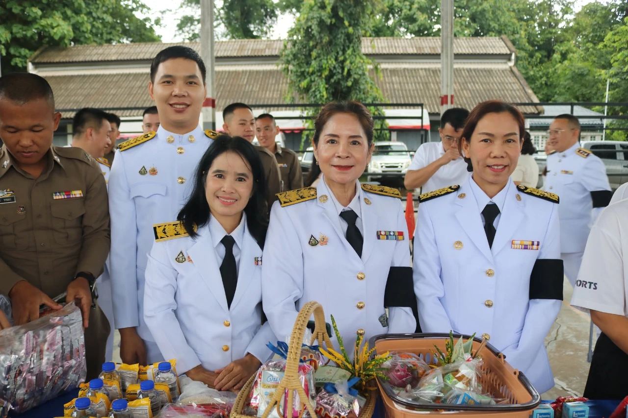 ร่วมพิธีเจริญพระพุทธมนต์และทำบุญตักบาตรถวายพระราชกุศลพระบาทสมเด็จพระเจ้าอยู่หัว