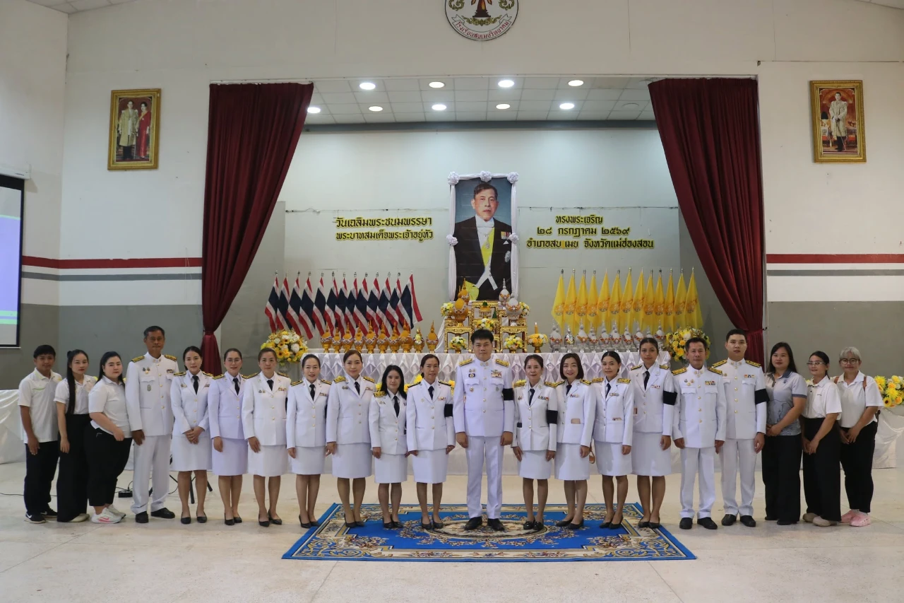 ร่วมพิธีถวายเครื่องราชสักการะและวางพานพุ่ม และพิธีจุดเทียนถวายพระพรชัยมงคล