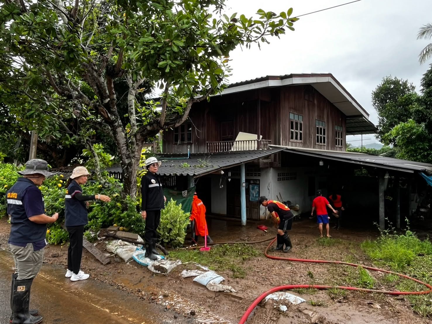 สำรวจความเสียหายและให้ความช่วยเหลือฉีดพ่นน้ำทำความสะอาด