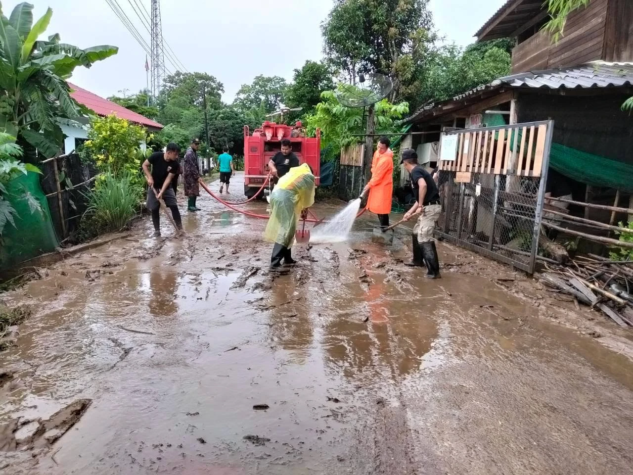 ล้างทำความสะอาดถนนสัญจรภายในหมู่บ้านที่ได้รับผลกระทบจากเหตุอุทกภัย
